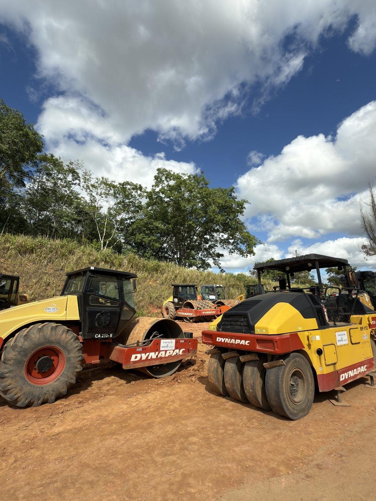 Rolos compactadores Dynapac da Escave em frente de serviço