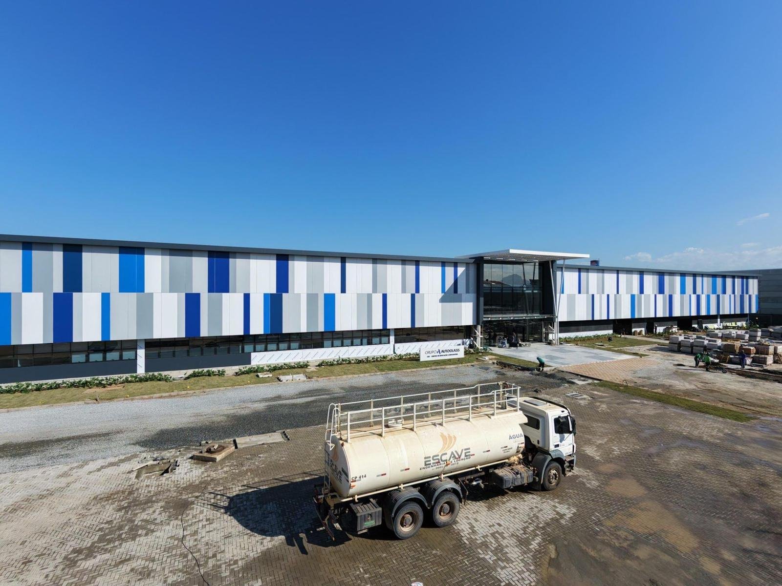 Caminhão-pipa da Escave em frente ao novo prédio do Grupo Autoglass
