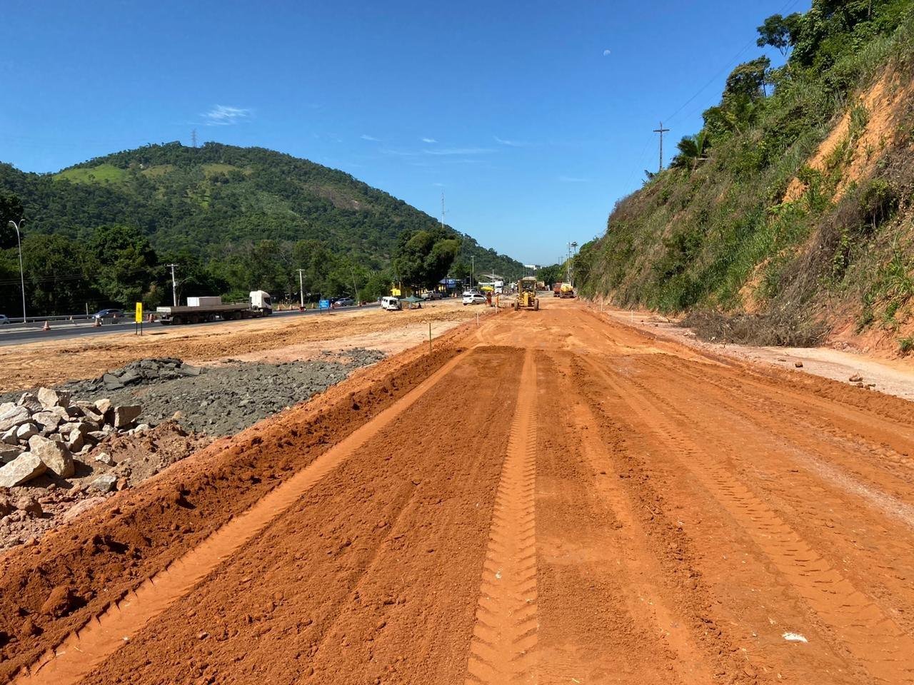 Regularização de plataforma em obra rodoviária com motoniveladora