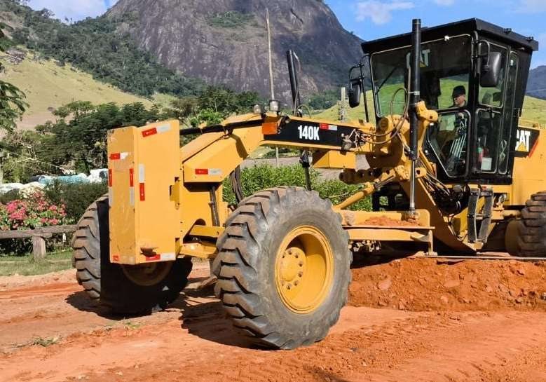 Motoniveladora Caterpillar 140K em obra