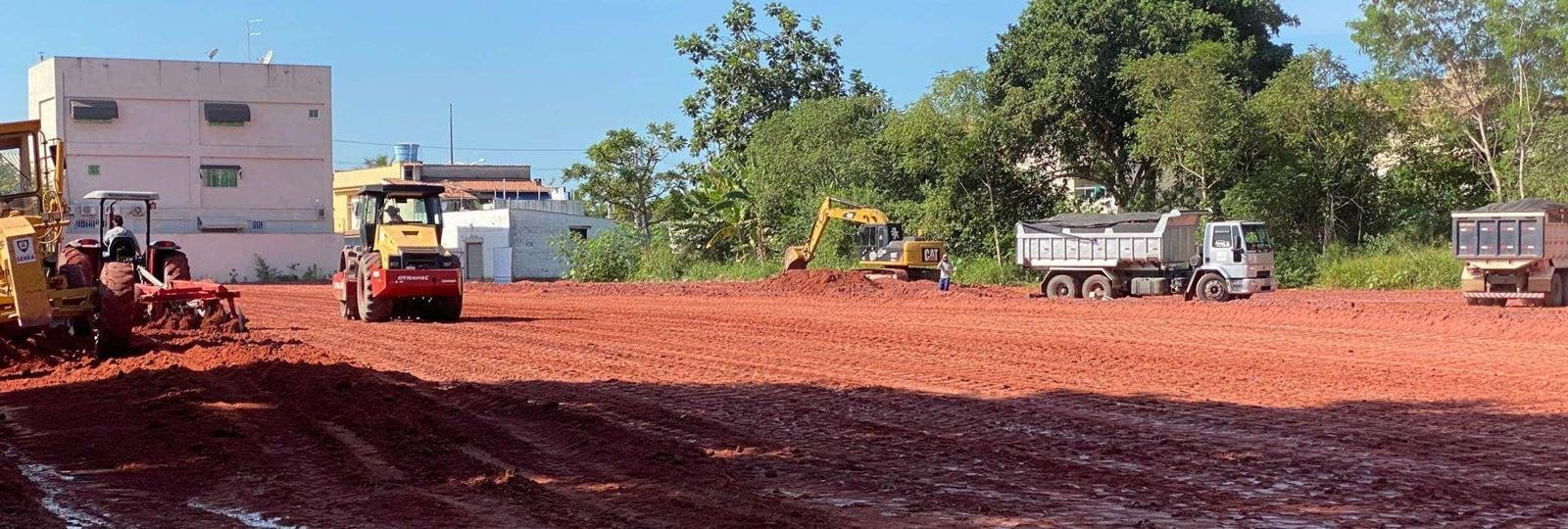 Compactação de aterro com rolo e basculantes