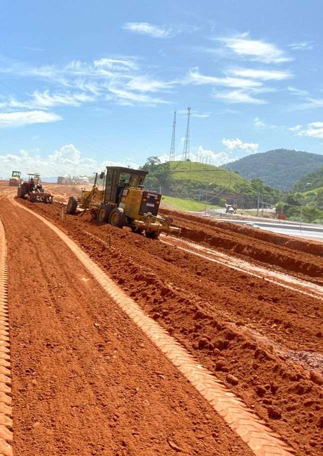Motoniveladora em acabamento de plataforma